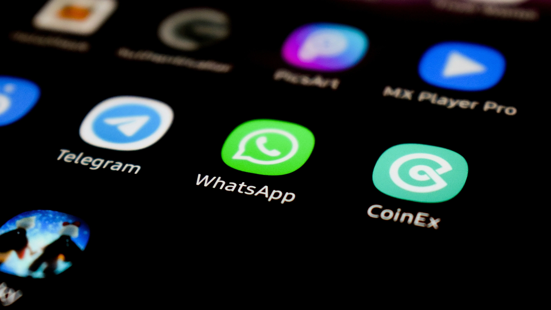WhatsAppがステータスに広告を展開、有料チャンネル機能を追加